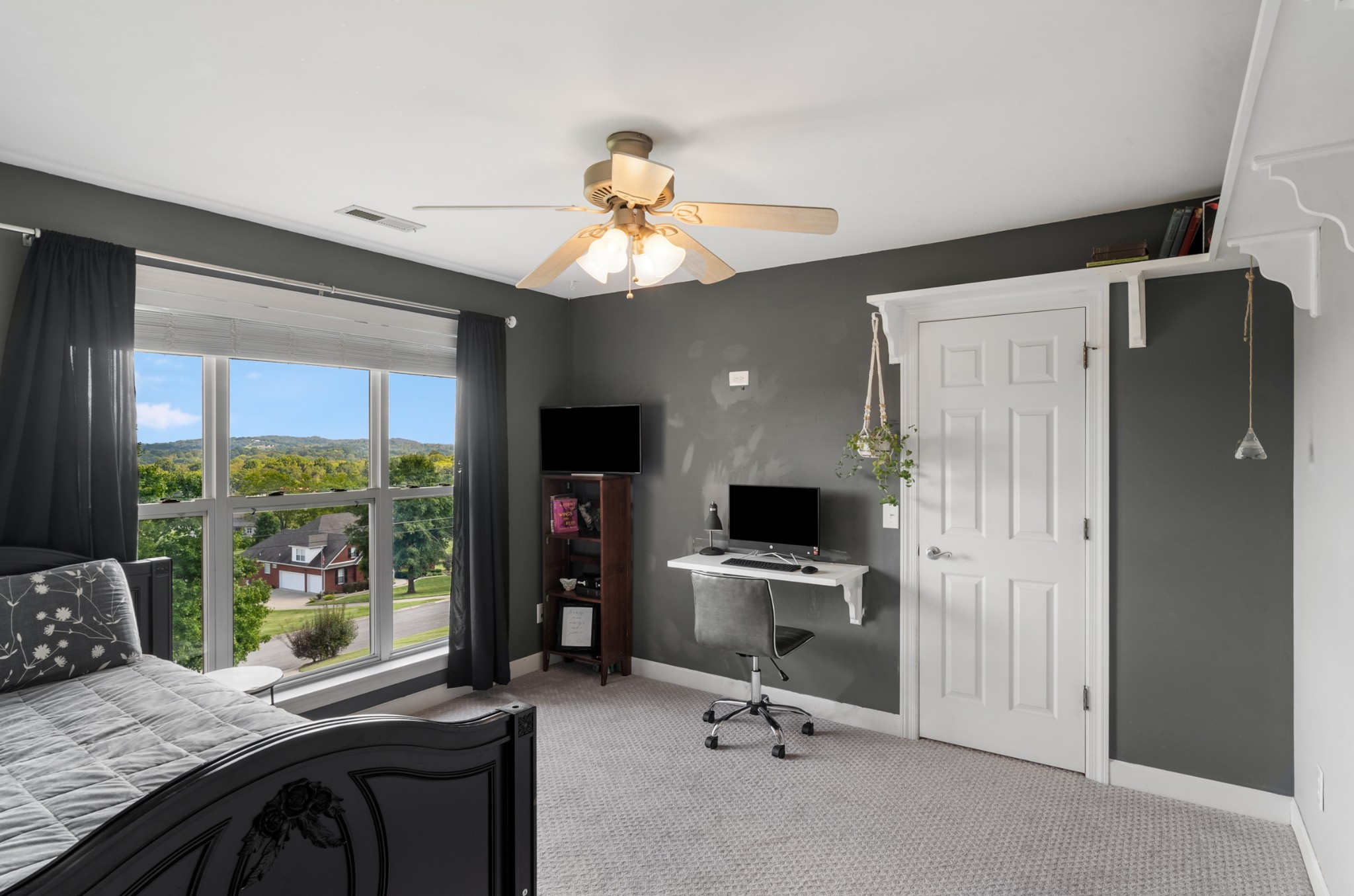 3029 Viewpointe Way Columbia, TN 38401 - Photo 16 of 29 a view of a livingroom with workspace and a window