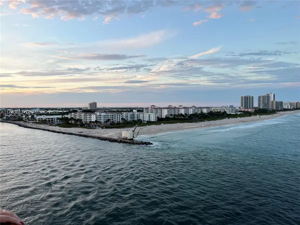 $2,500 | 125 South Ocean Avenue, Unit 402, Palm Beach Shores, FL 33404