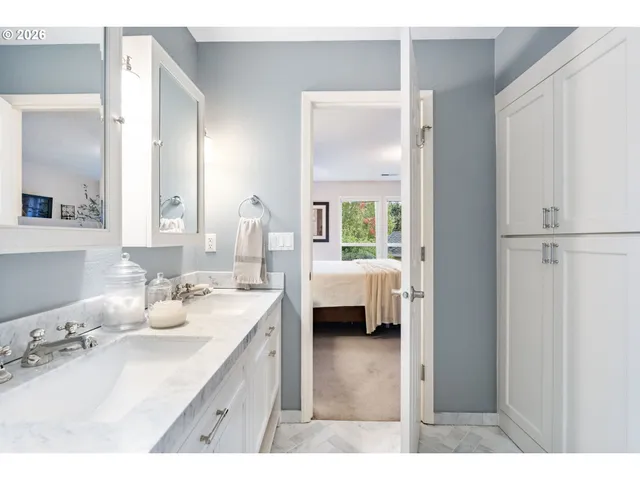 a en suite bathroom with sink and mirror