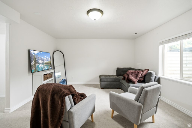 2029 West Crescent Row Mapleton, UT 84664 - Photo 10 of 35 Recessed ceiling light fixture and a bright window provide ample illumination