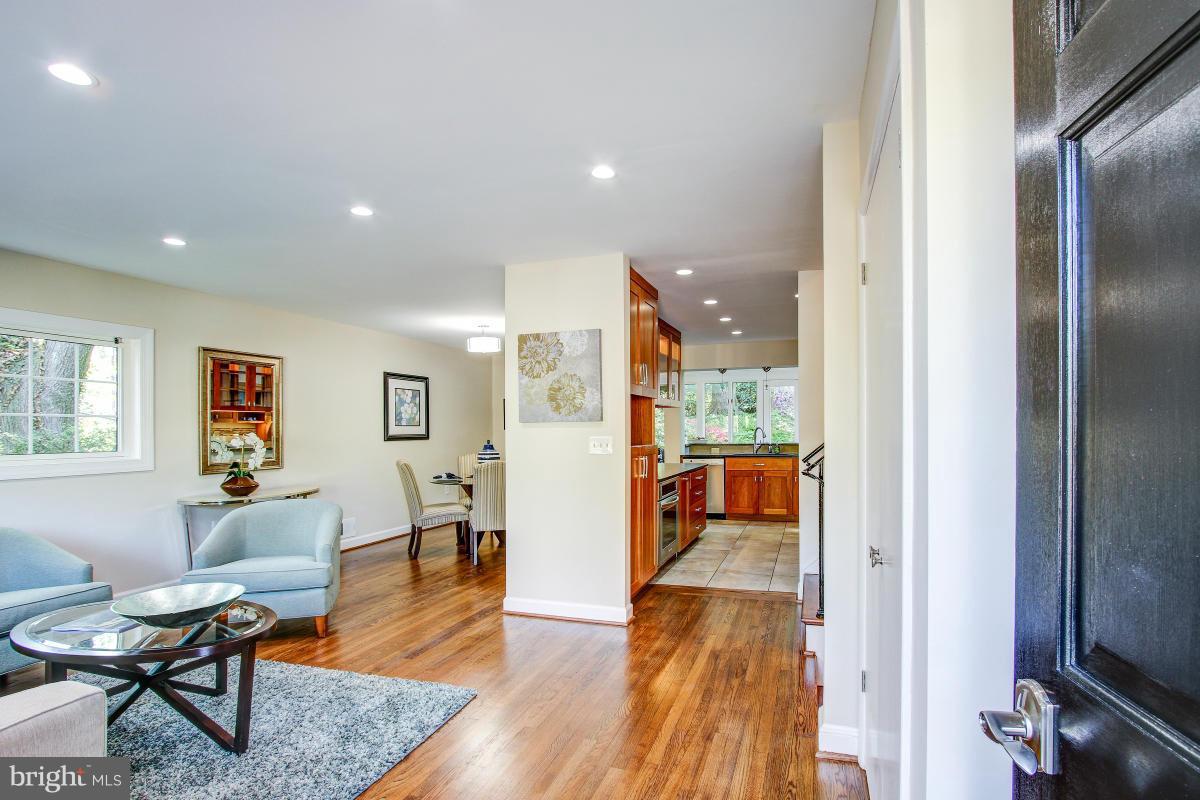 6502 Stoneham Road Bethesda, MD 20817 - Photo 2 of 30 Living Room