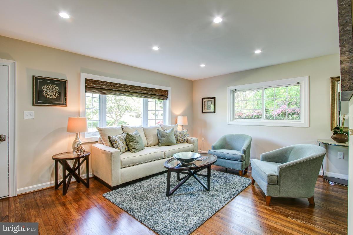 6502 Stoneham Road Bethesda, MD 20817 - Photo 3 of 30 Living Room