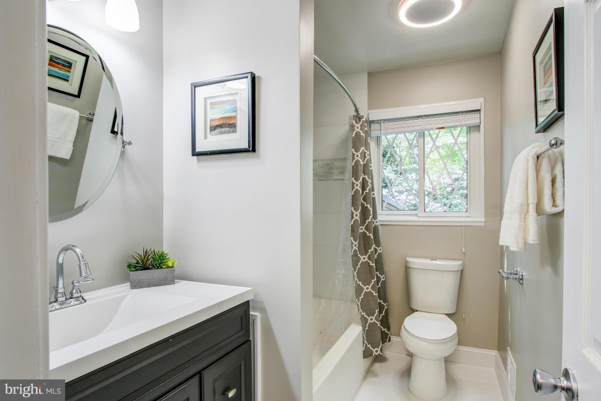 6502 Stoneham Road Bethesda, MD 20817 - Photo 23 of 30 Bath