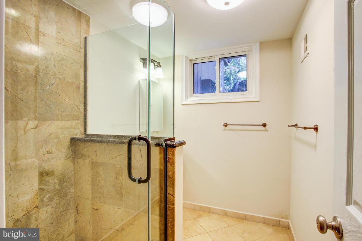 6502 Stoneham Road Bethesda, MD 20817 - Photo 25 of 30 Bath