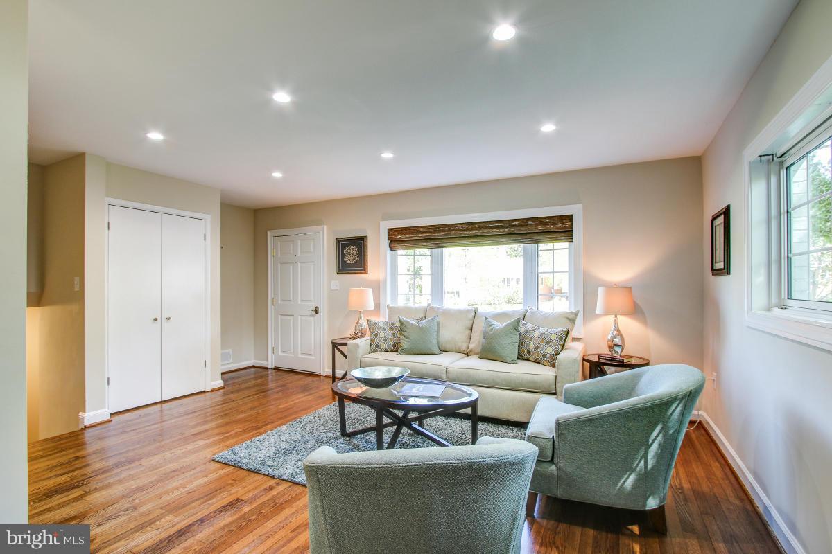 6502 Stoneham Road Bethesda, MD 20817 - Photo 4 of 30 Living Room