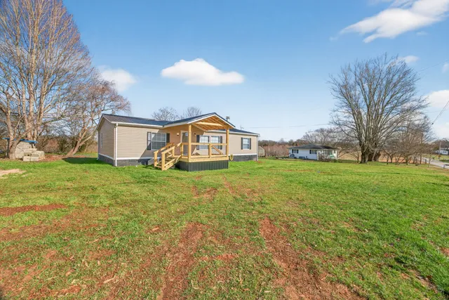 a view of a house with a yard