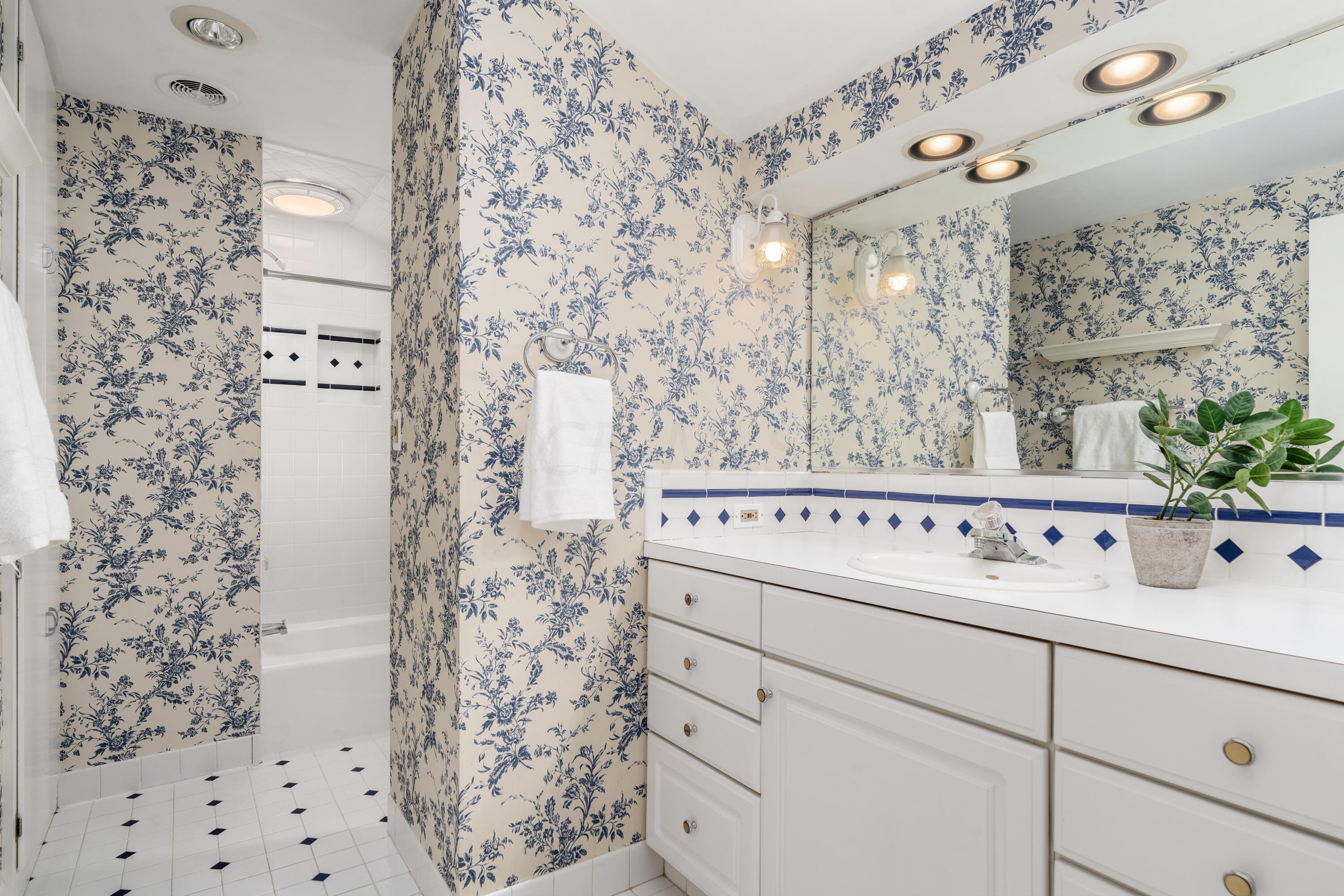 1652 Cardiff Road Columbus, OH 43221 - Photo 22 of 28 Full Bathroom