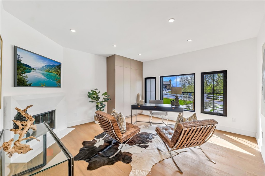 792 Gloucester Lane Thousand Oaks, CA 91362 - Photo 27 of 72 a living room with furniture and windows
