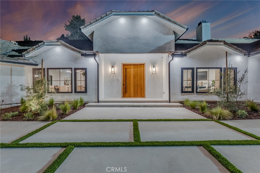 792 Gloucester Lane Thousand Oaks, CA 91362 - Photo 3 of 72 a front view of a house with a yard