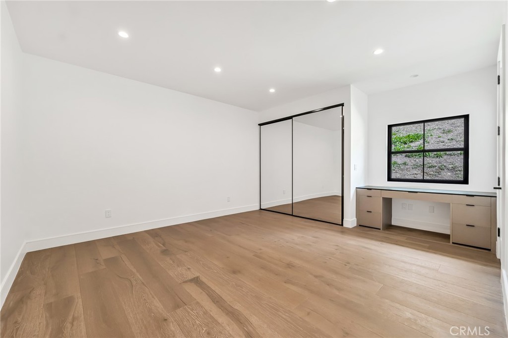 792 Gloucester Lane Thousand Oaks, CA 91362 - Photo 36 of 72 an empty room with windows and closet