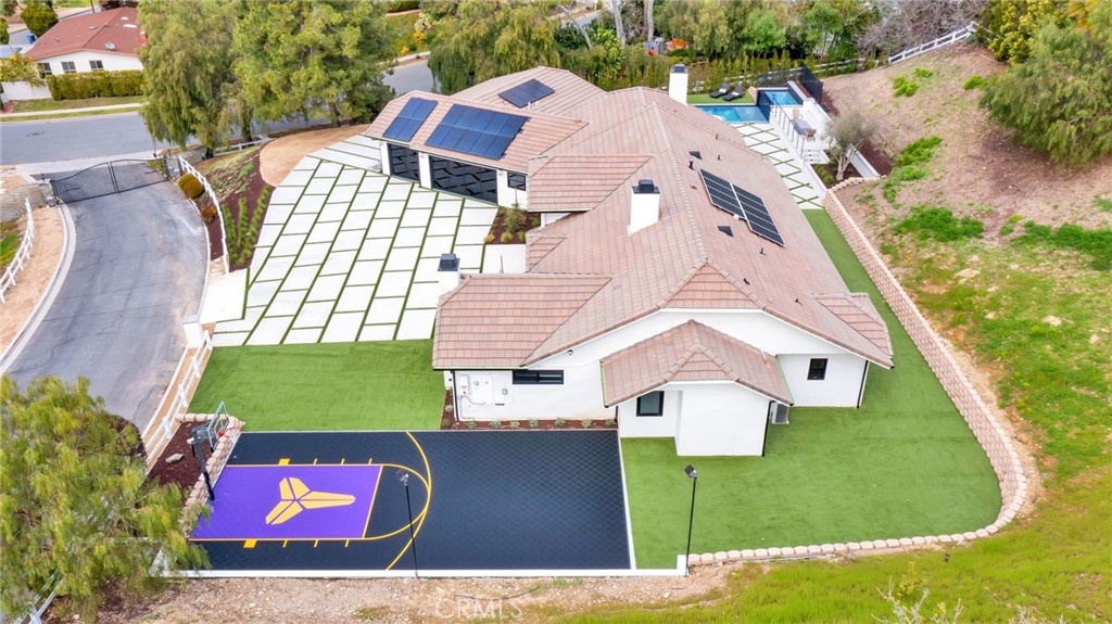 792 Gloucester Lane Thousand Oaks, CA 91362 - Photo 52 of 72 an aerial view of a house