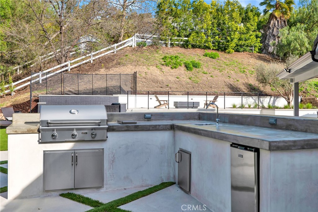 792 Gloucester Lane Thousand Oaks, CA 91362 - Photo 59 of 72 a kitchen with a stove a sink and a microwave