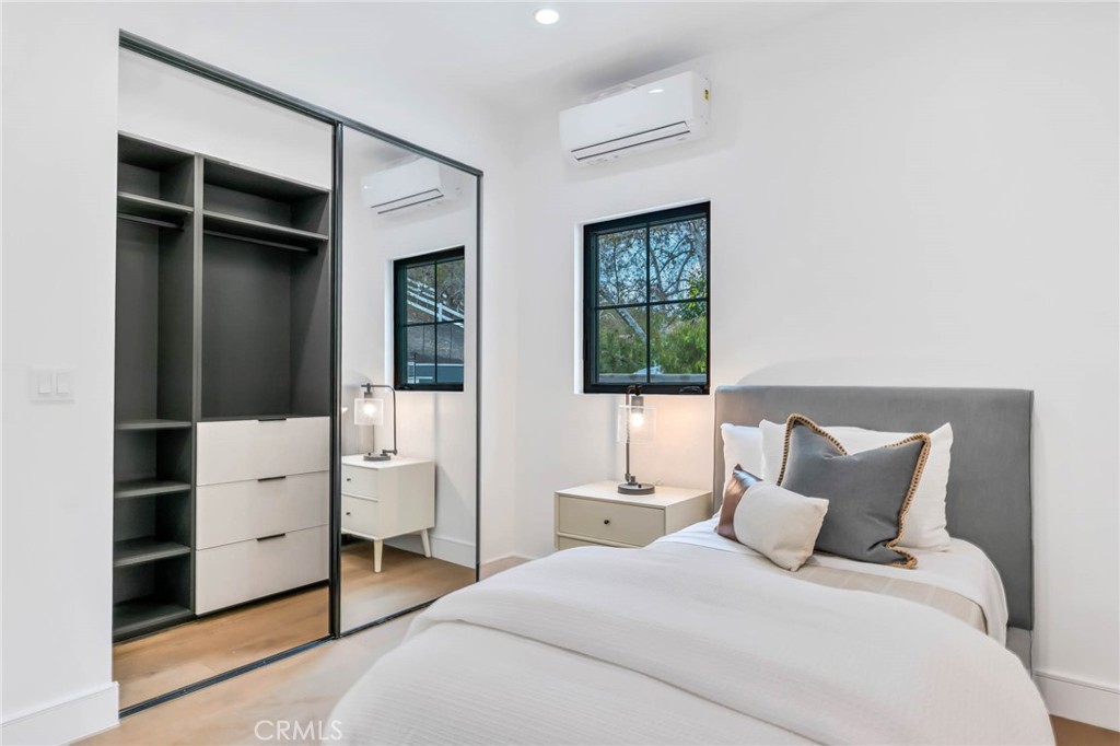 792 Gloucester Lane Thousand Oaks, CA 91362 - Photo 70 of 72 a bedroom with a white bed and white walls