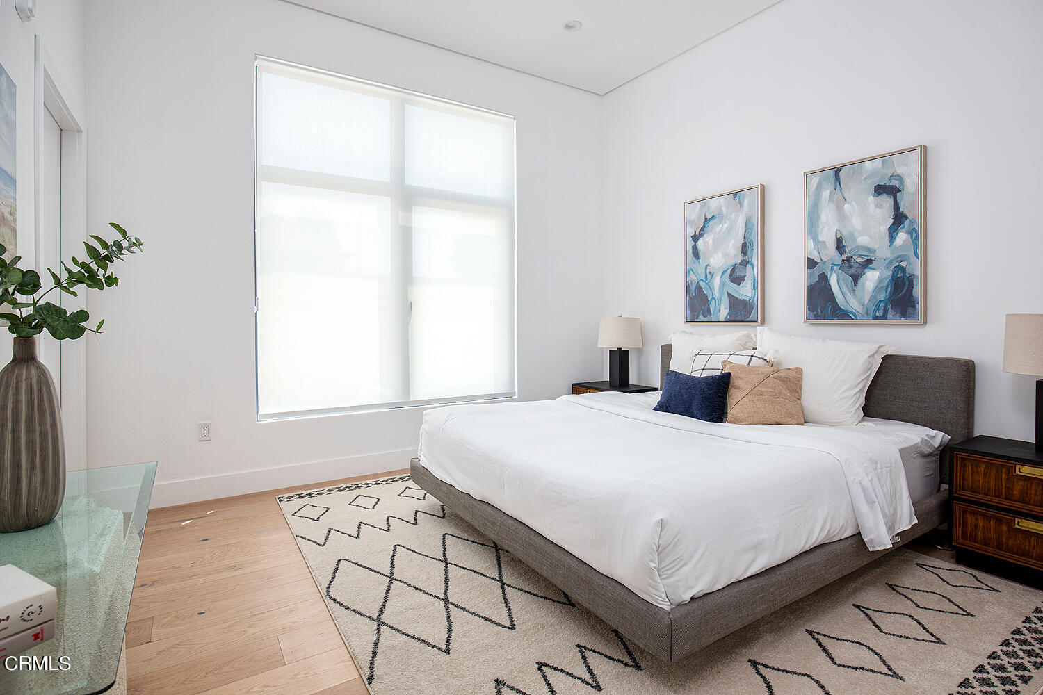 399 East Del Mar Boulevard, Unit 312 Pasadena, CA 91101 - Photo 4 of 7 a bedroom with a large bed and a window