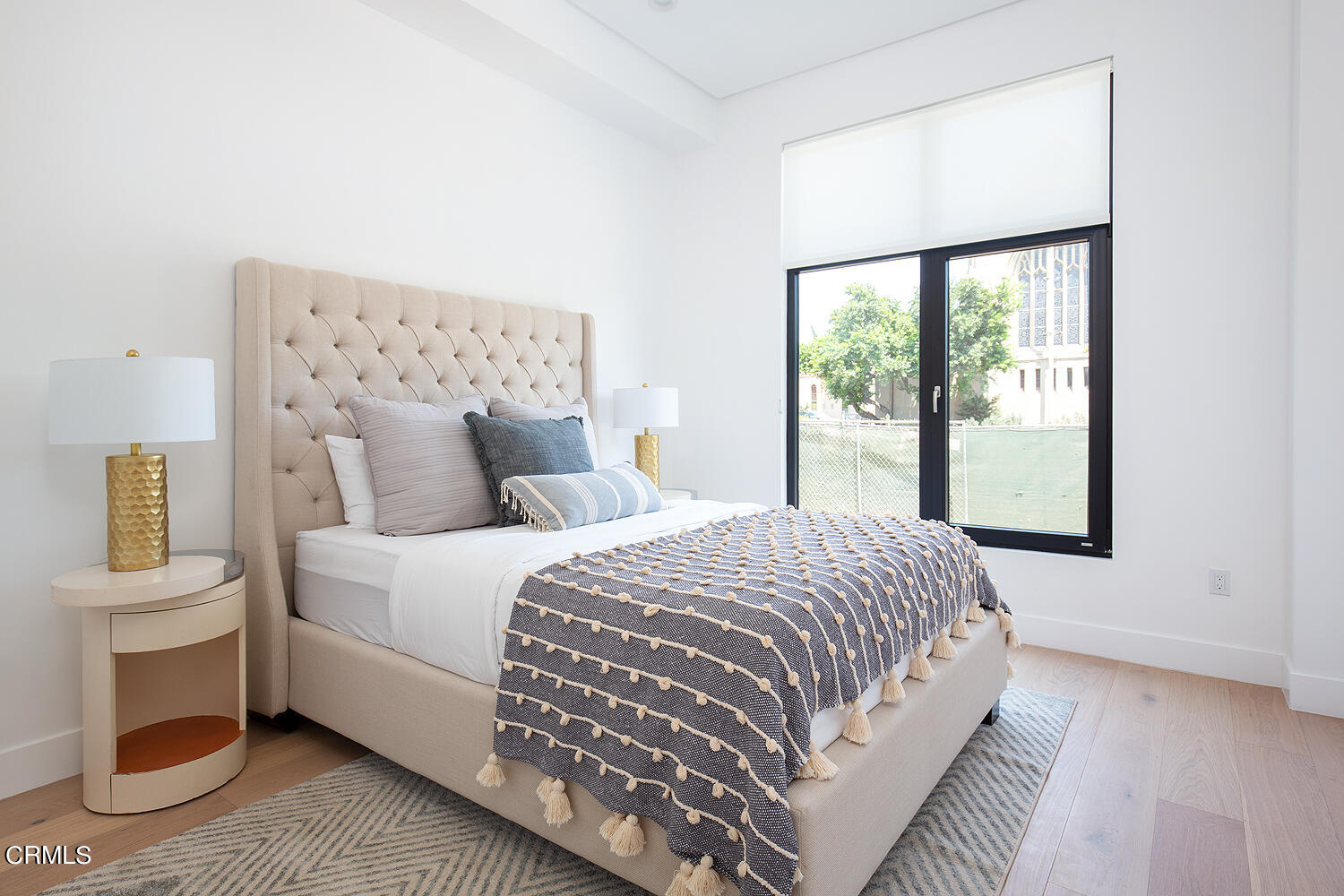 399 East Del Mar Boulevard, Unit 312 Pasadena, CA 91101 - Photo 5 of 7 a bedroom with a large bed and a window