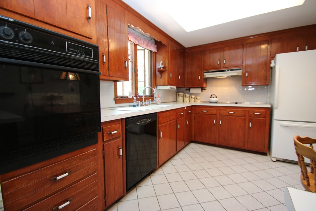 17 Reynolds Road Wakefield, MA 01880 - Photo 2 of 30 Gallery Image 2