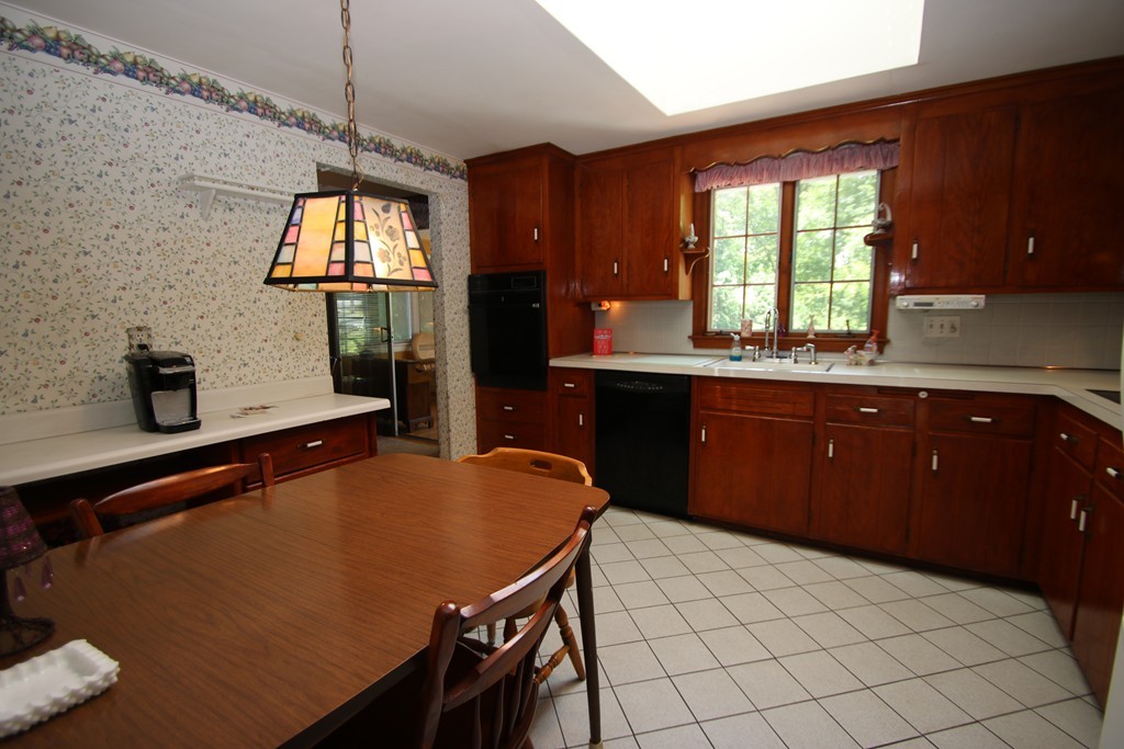 17 Reynolds Road Wakefield, MA 01880 - Photo 3 of 30 Gallery Image 3