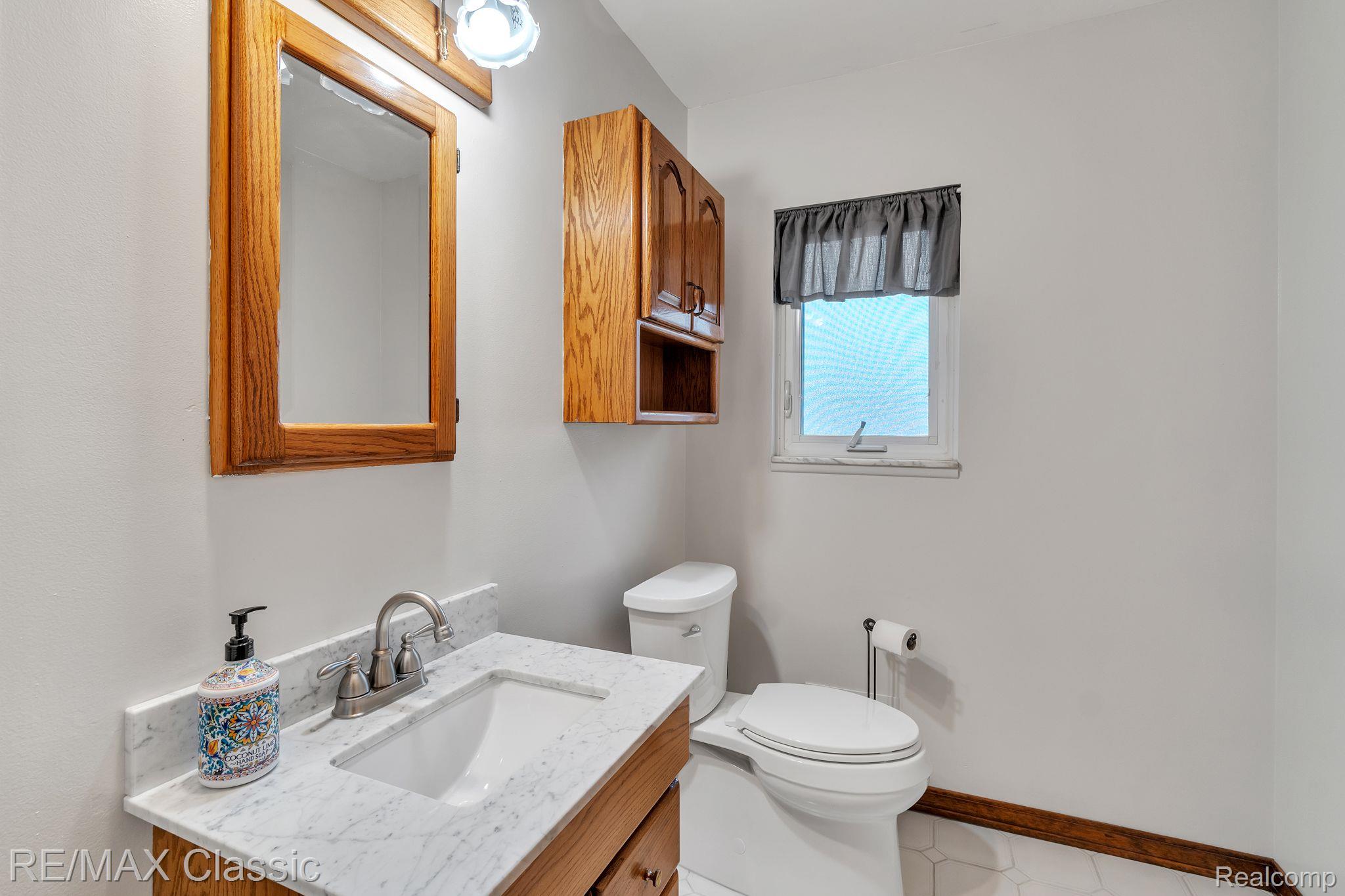 4390 Highfield Road Waterford, MI 48329 - Photo 16 of 38 Gallery Image 16