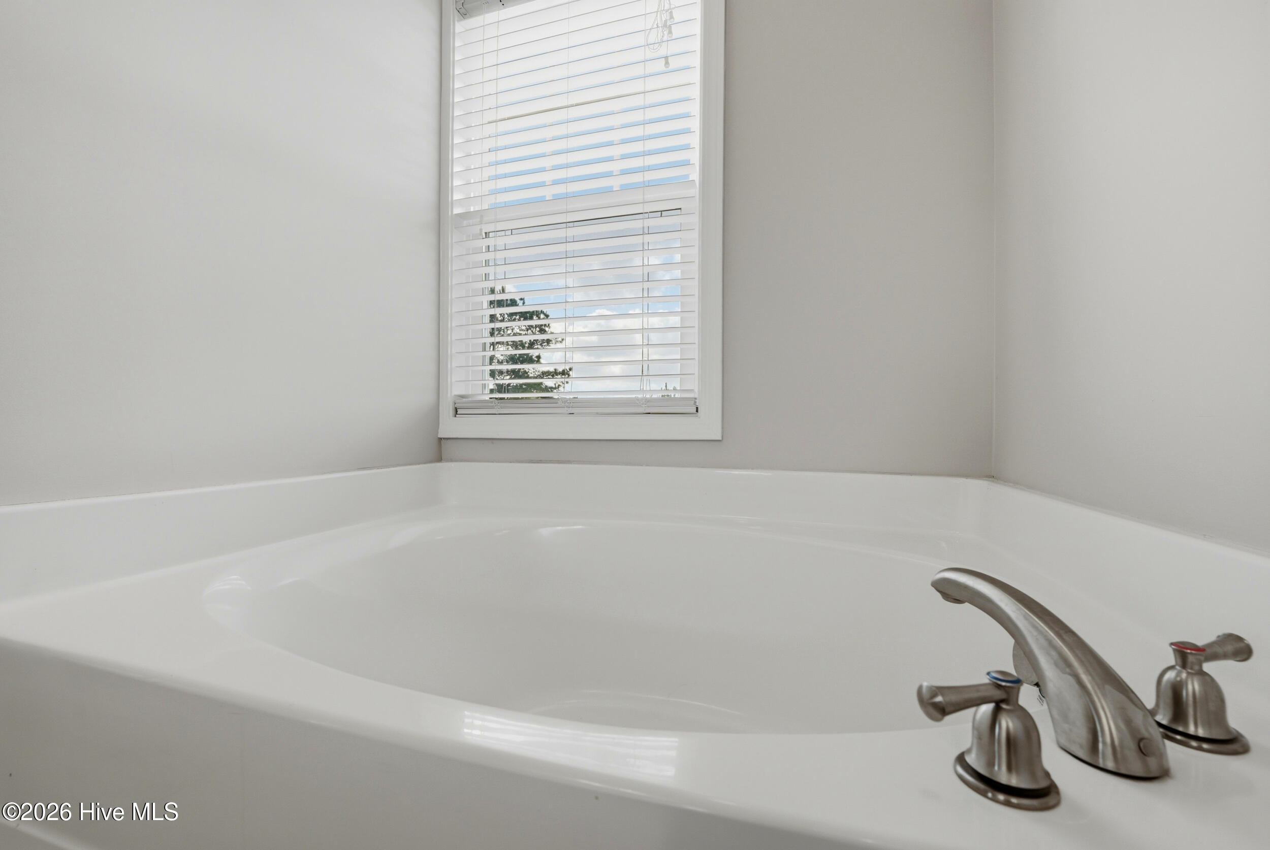 105 Gillcrest Lane Hubert, NC 28539 - Photo 17 of 33 Tub perfect for soaking the day away