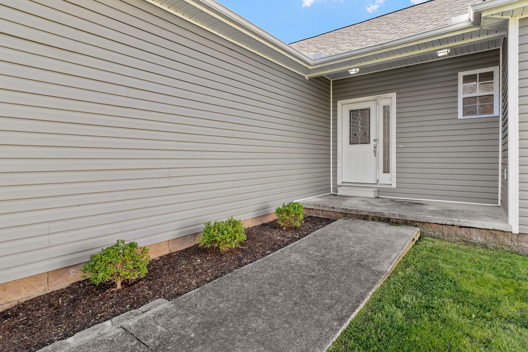 411 West 2nd Street Jasper, TN 37347 - Photo 5 of 42 Covered front entry