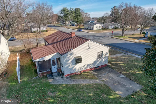 a view of a yard in front of house