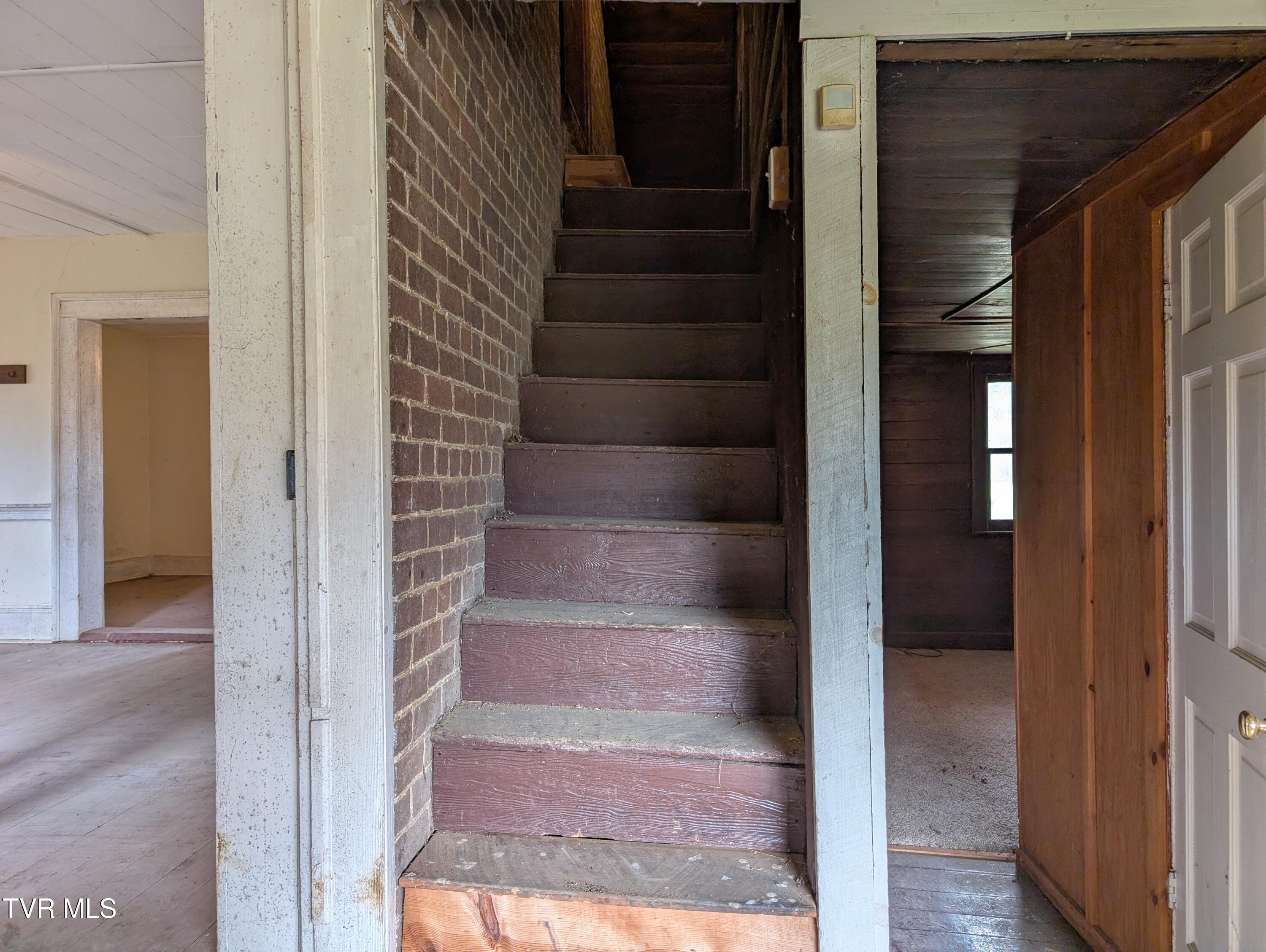 337 Painter Road Bristol, TN 37620 - Photo 14 of 52 PXL_20250320_180507555~2