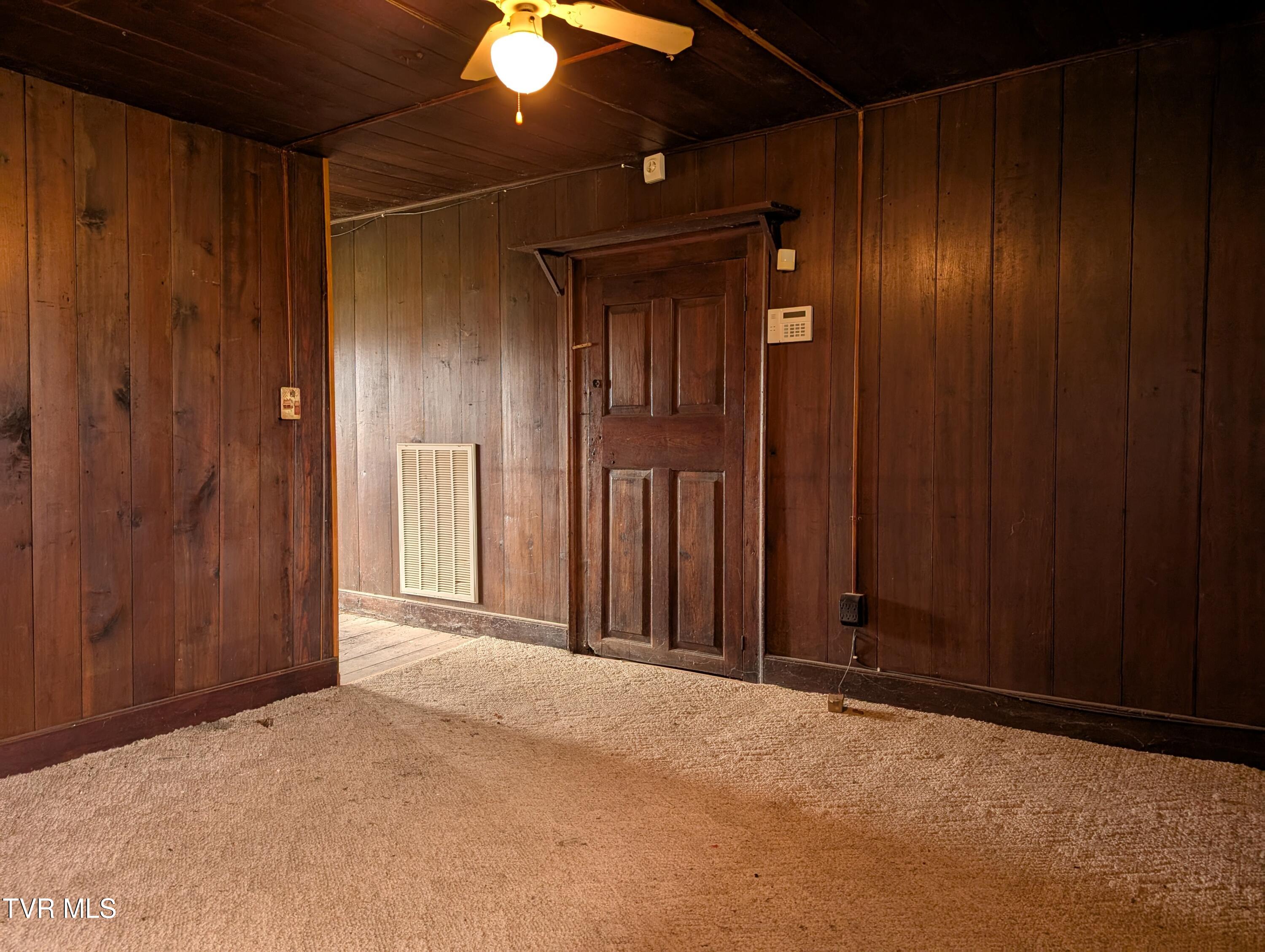 337 Painter Road Bristol, TN 37620 - Photo 19 of 52 PXL_20250320_180620845