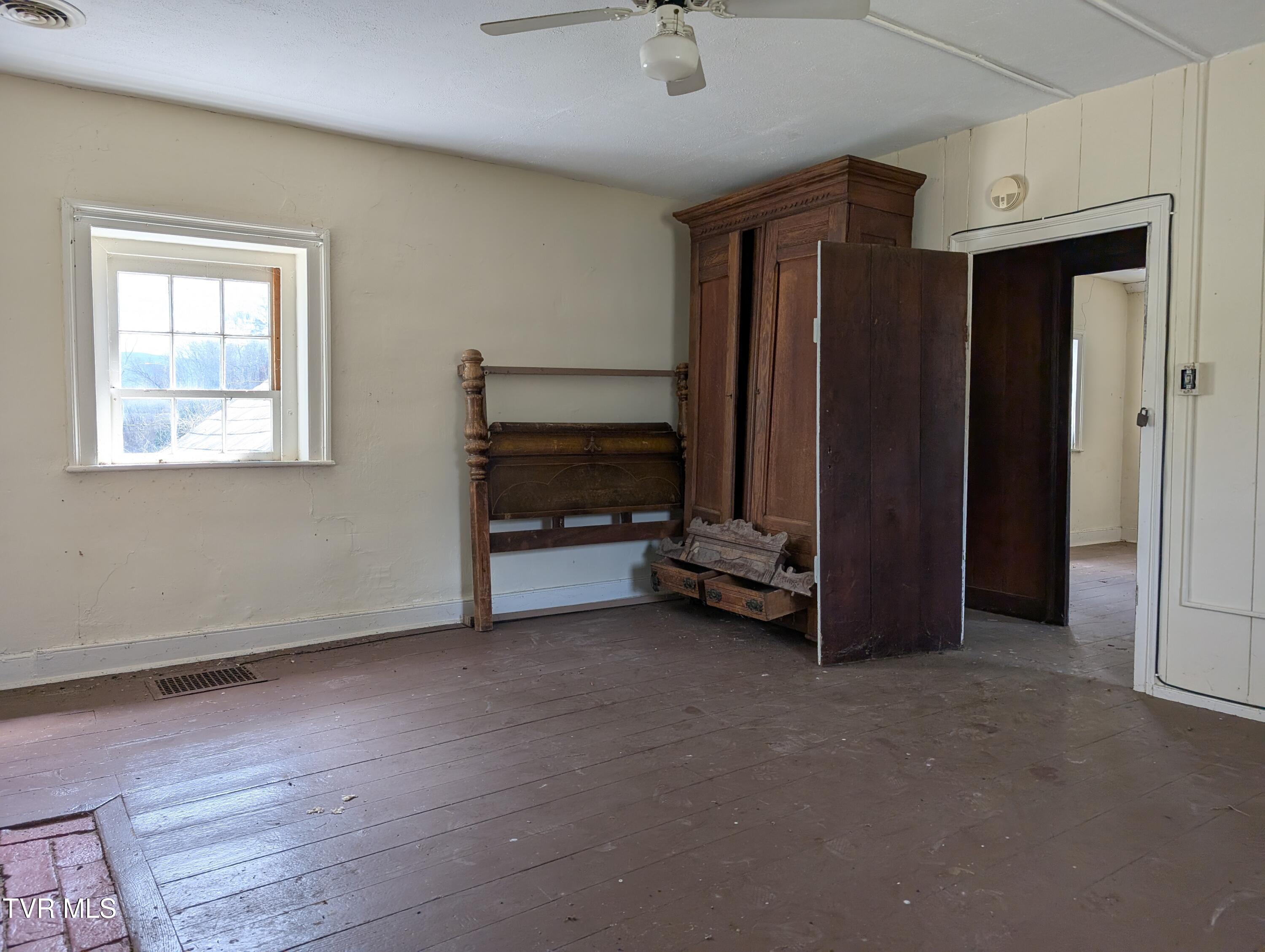 337 Painter Road Bristol, TN 37620 - Photo 28 of 52 PXL_20250320_180947376.MP