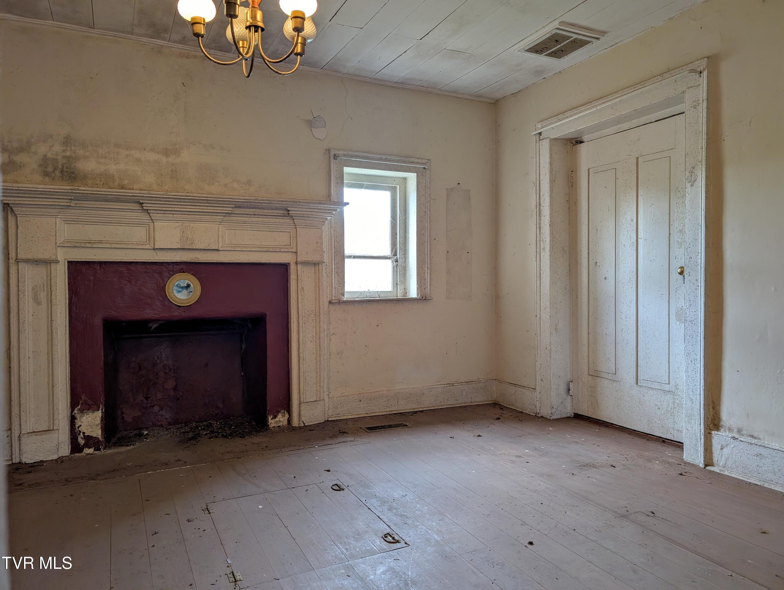 337 Painter Road Bristol, TN 37620 - Photo 7 of 52 PXL_20250320_180316195~2