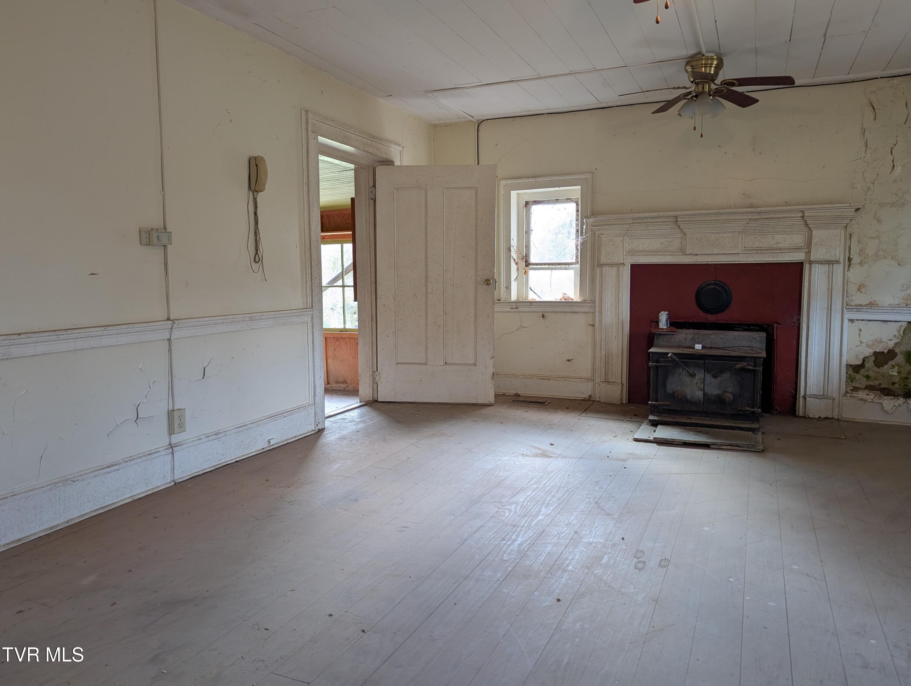 337 Painter Road Bristol, TN 37620 - Photo 10 of 52 PXL_20250320_180417857