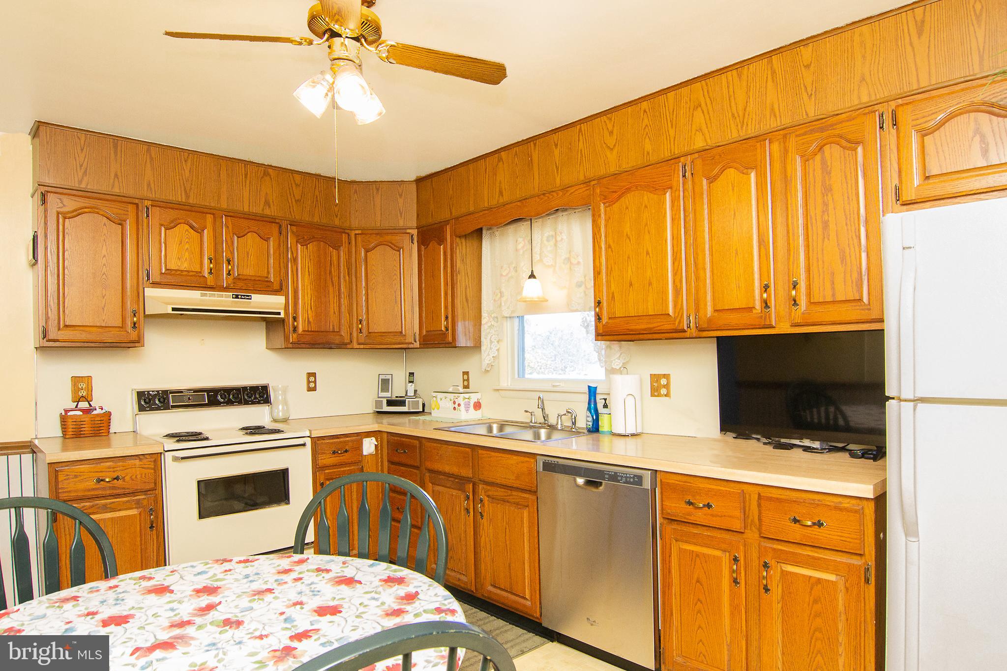 2799 Bert Fowler Road Manchester, MD 21102 - Photo 11 of 33 Oak cabinets, ceiling fan