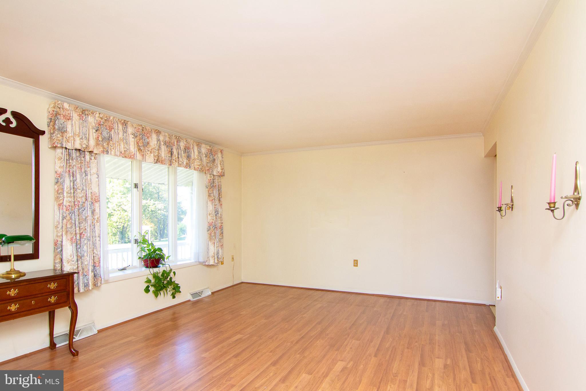 2799 Bert Fowler Road Manchester, MD 21102 - Photo 3 of 33 Living room with crown molding