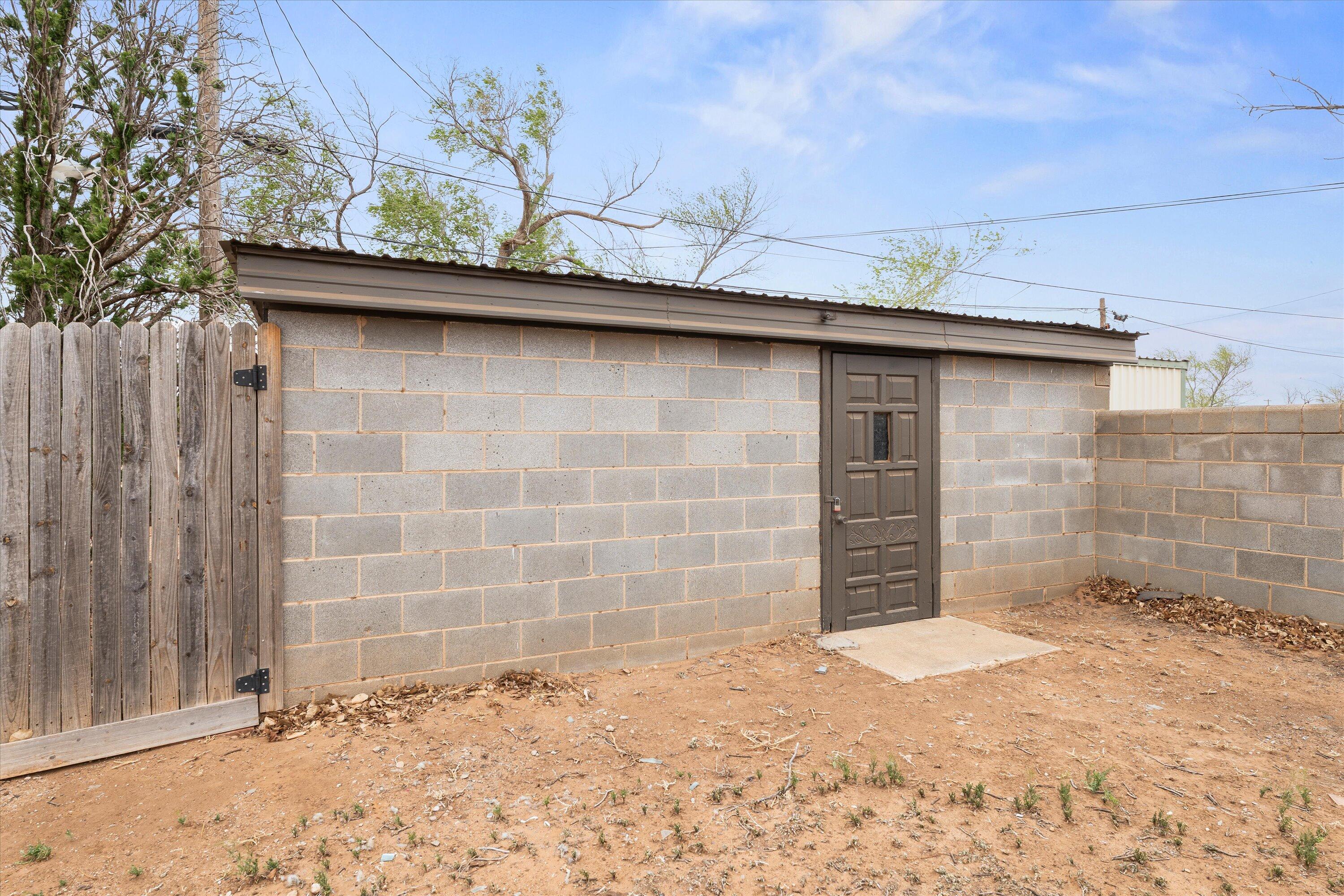 204 Ave L Levelland, TX 79336 - Photo 27 of 27 a view of a wooden door and a wooden fence