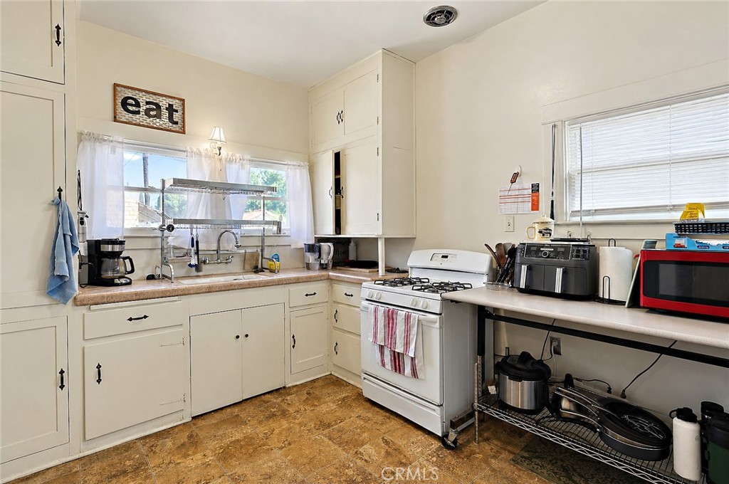 2130 Canal Street Merced, CA 95340 - Photo 13 of 45 a kitchen with appliances a sink and cabinets