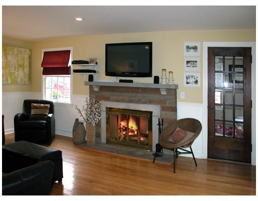 136 Cochran Road Mt. Lebanon, PA 15228 - Photo 5 of 18 Living Room.