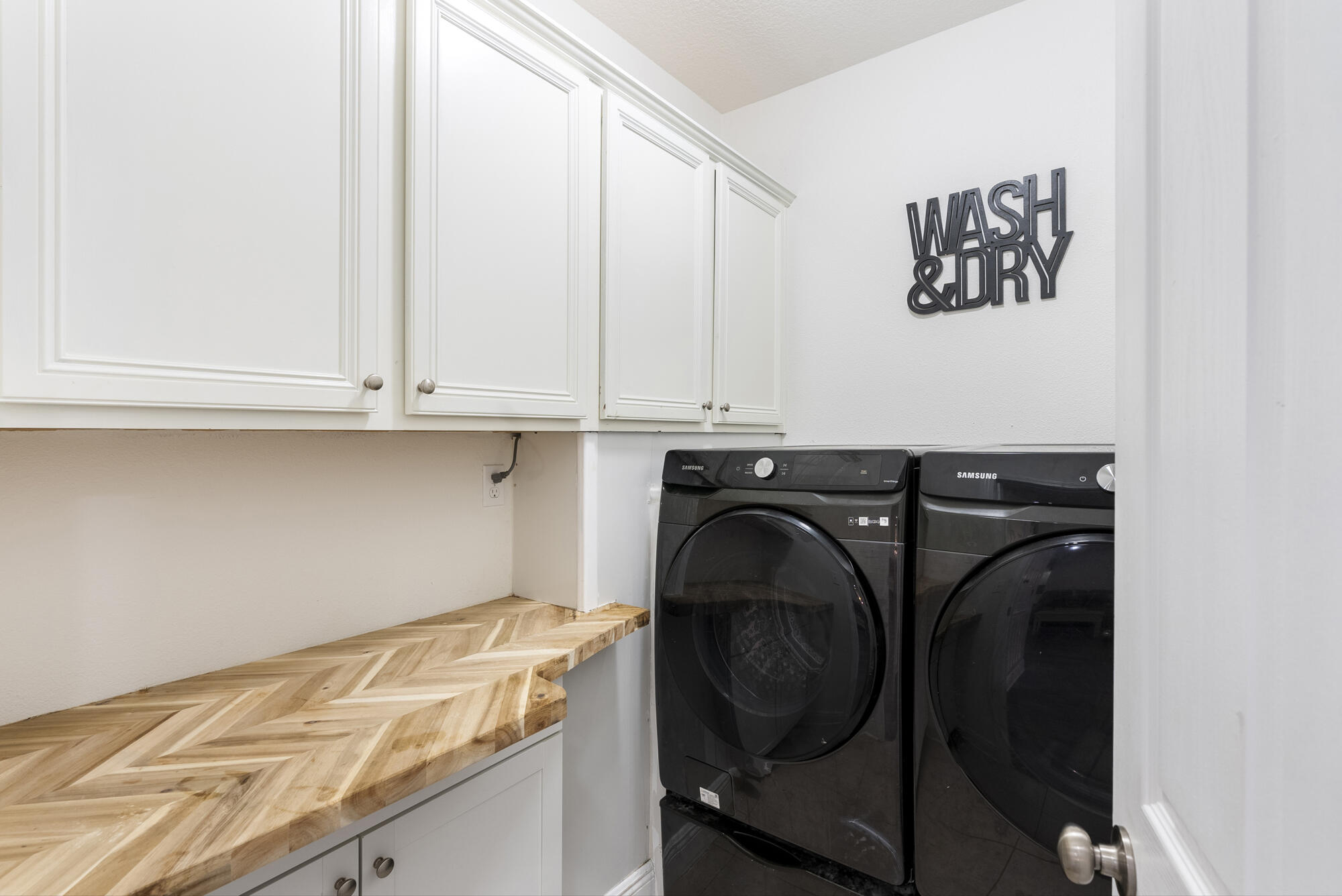 517 Pheasant Trail Crestview, FL 32536 - Photo 37 of 64 a utility room with dryer and washer