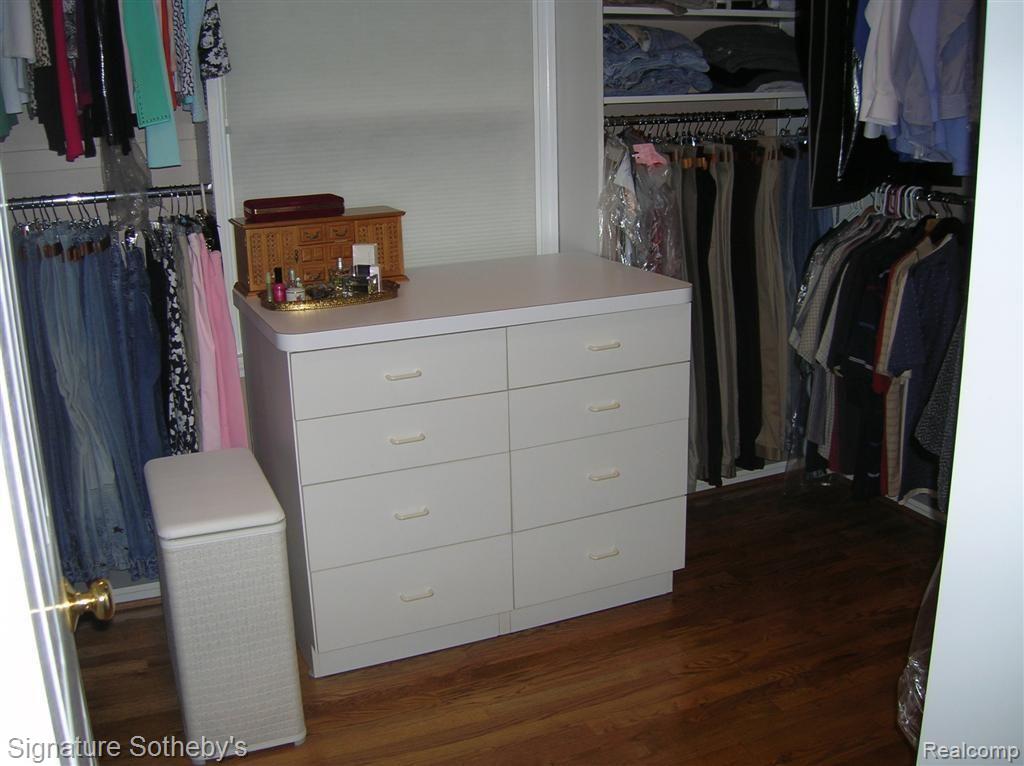 5745 Raven Road Bloomfield Hills, MI 48301 - Photo 10 of 23 Large Walkin Closet