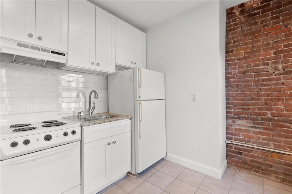 19 Harris Street, Unit 4 Boston, MA 02113 - Photo 4 of 14