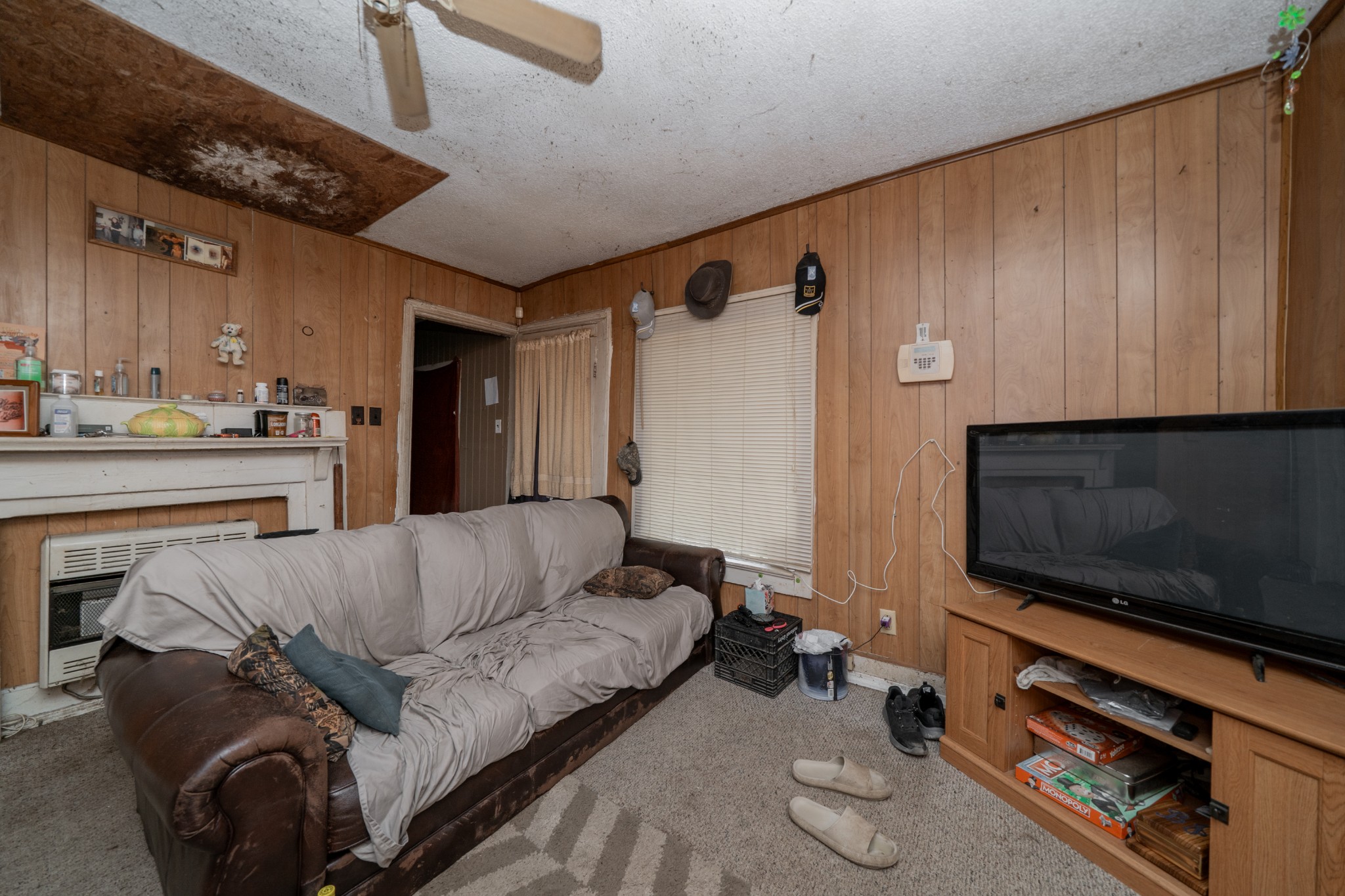 44 Cedar Circle Mulberry, TN 37359 - Photo 2 of 20 a living room with furniture and a flat screen tv
