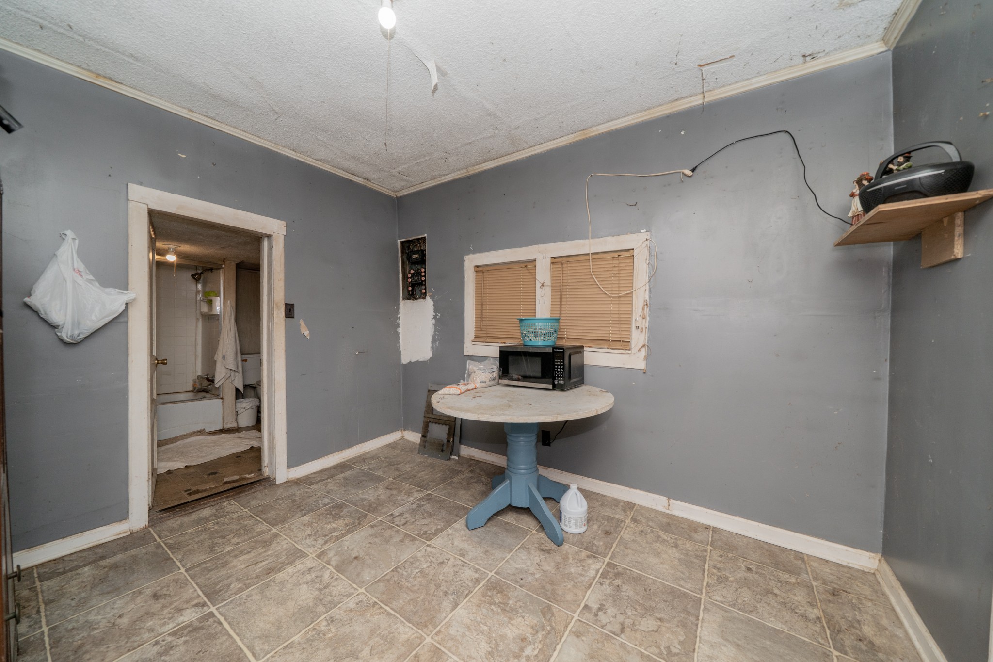 44 Cedar Circle Mulberry, TN 37359 - Photo 4 of 20 a room with furniture and a window