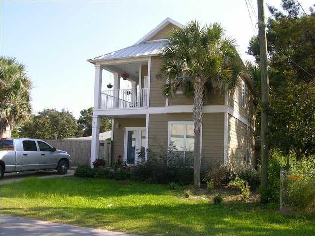 27 Hatchew Road Destin, FL 32550 - Photo 1 of 31 a front view of a house with garden