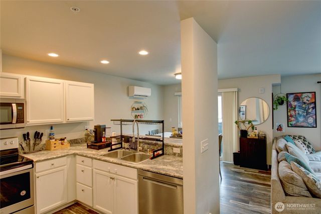 $305,000 | 1651 Southwest Mulberry Place, Unit E304, Oak Harbor, WA 98277