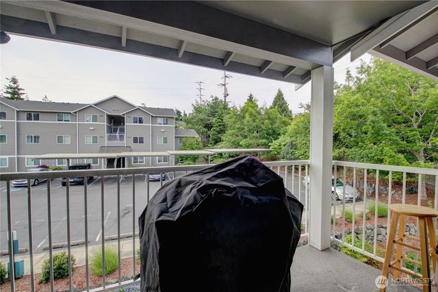 $305,000 | 1651 Southwest Mulberry Place, Unit E304, Oak Harbor, WA 98277