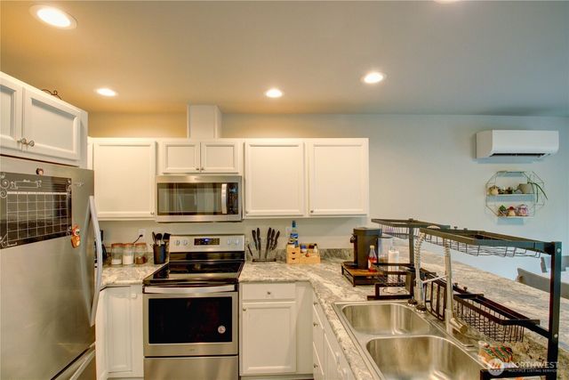 $305,000 | 1651 Southwest Mulberry Place, Unit E304, Oak Harbor, WA 98277