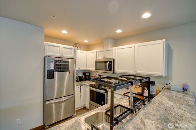 $305,000 | 1651 Southwest Mulberry Place, Unit E304, Oak Harbor, WA 98277