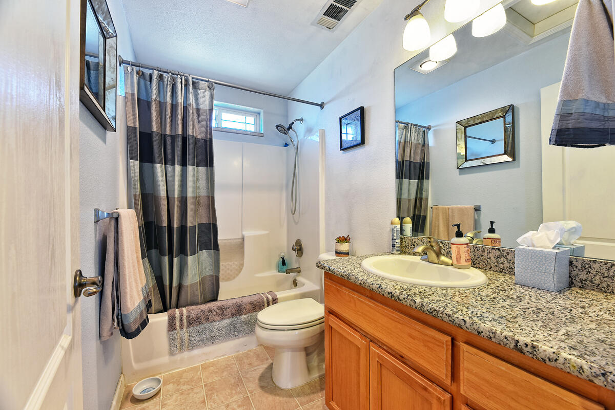 2110 Delta Waters Road Medford, OR 97504 - Photo 25 of 39 Upstairs Guest Bath