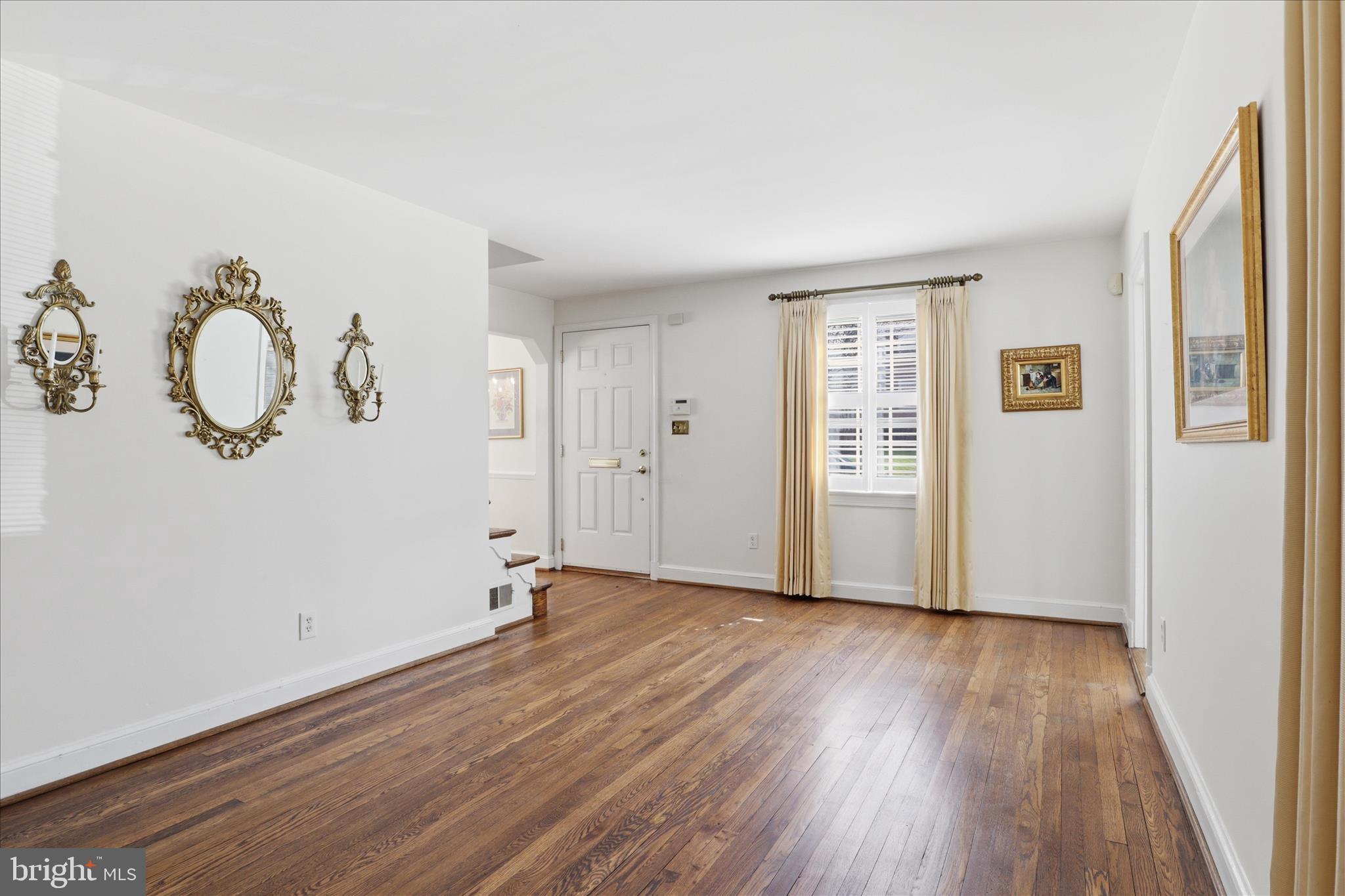 10010 Raynor Road Silver Spring, MD 20901 - Photo 3 of 45 Living Room