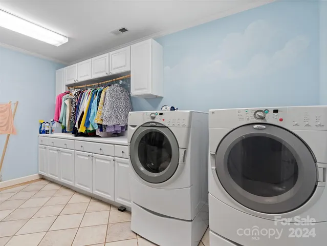 a view of a livingroom with furniture and a ceiling fan