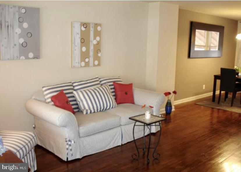 2114 Graythorn Road Baltimore, MD 21220 - Photo 4 of 17 Living Room