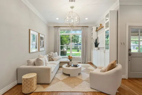 $835,000 | 2210 Chantilly Lane, Houston, TX 77018